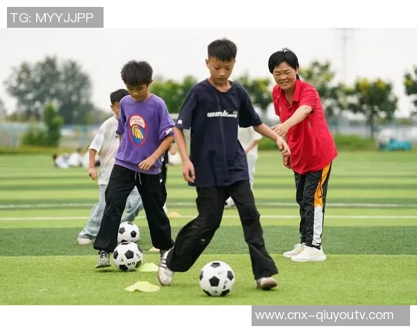 足球与上帝的对话：信仰激情与梦想交织的绿茵场景